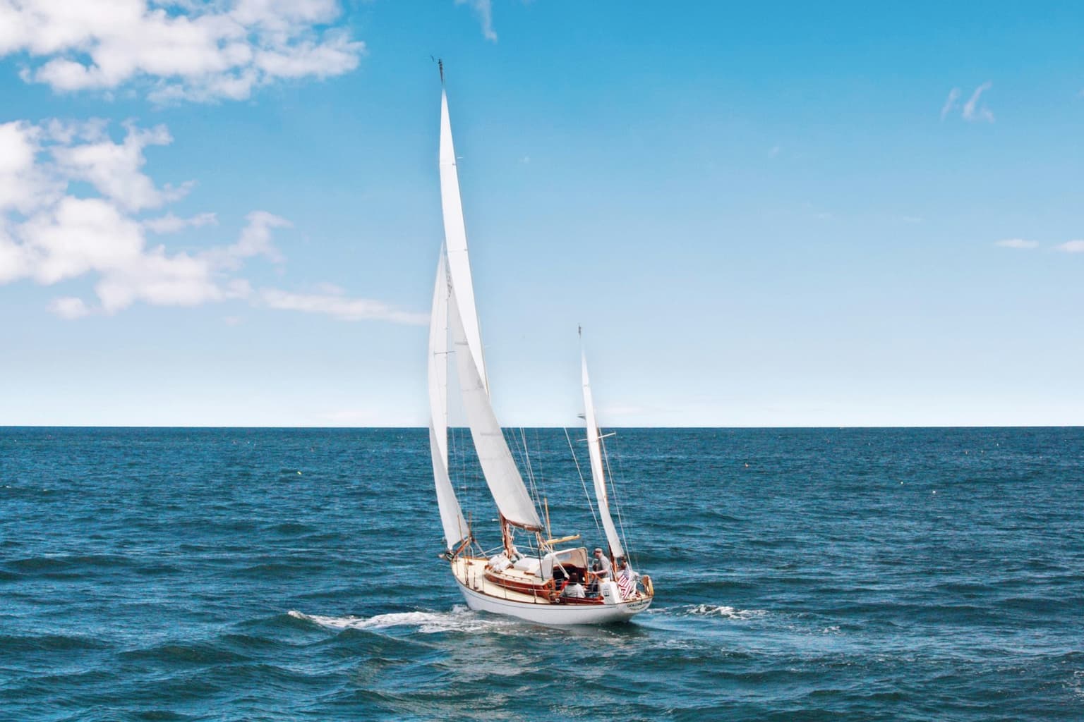 Yacht in navigazione nel mare cristallino della costa italiana