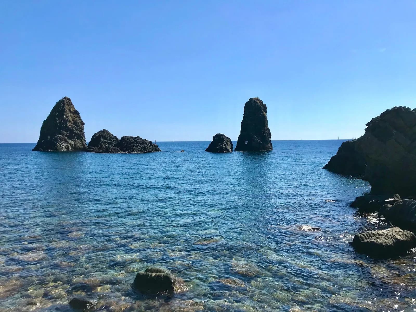 I Faraglioni dei Ciclopi di fronte ad Aci Trezza vicino a Catania