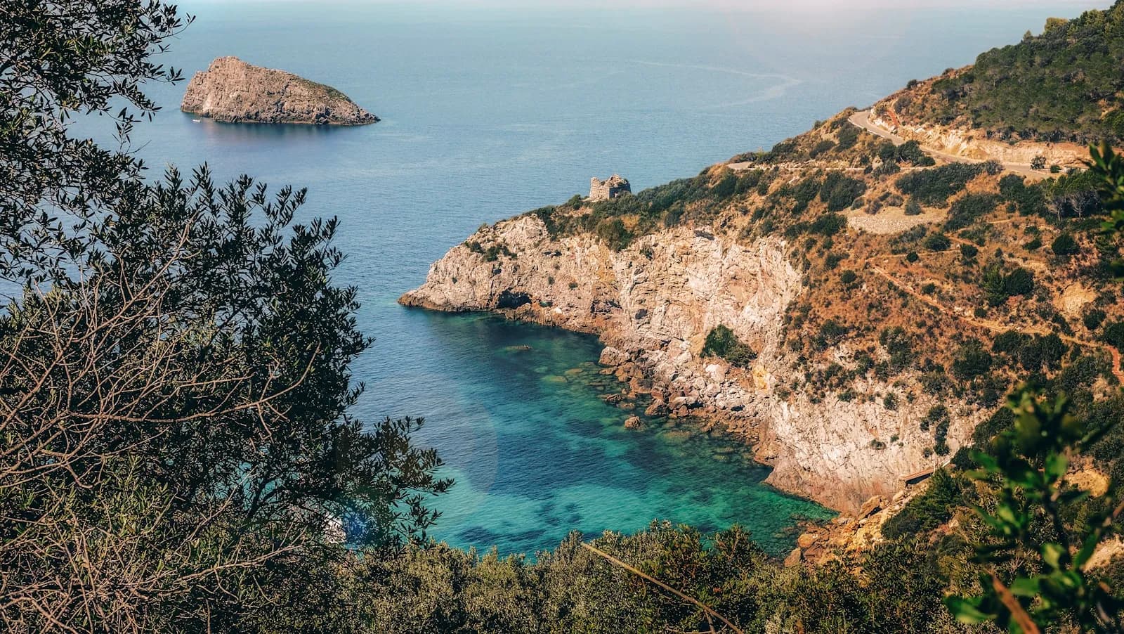 Una cala rocciosa dall'acqua turchese sul Monte Argentario, in Toscana