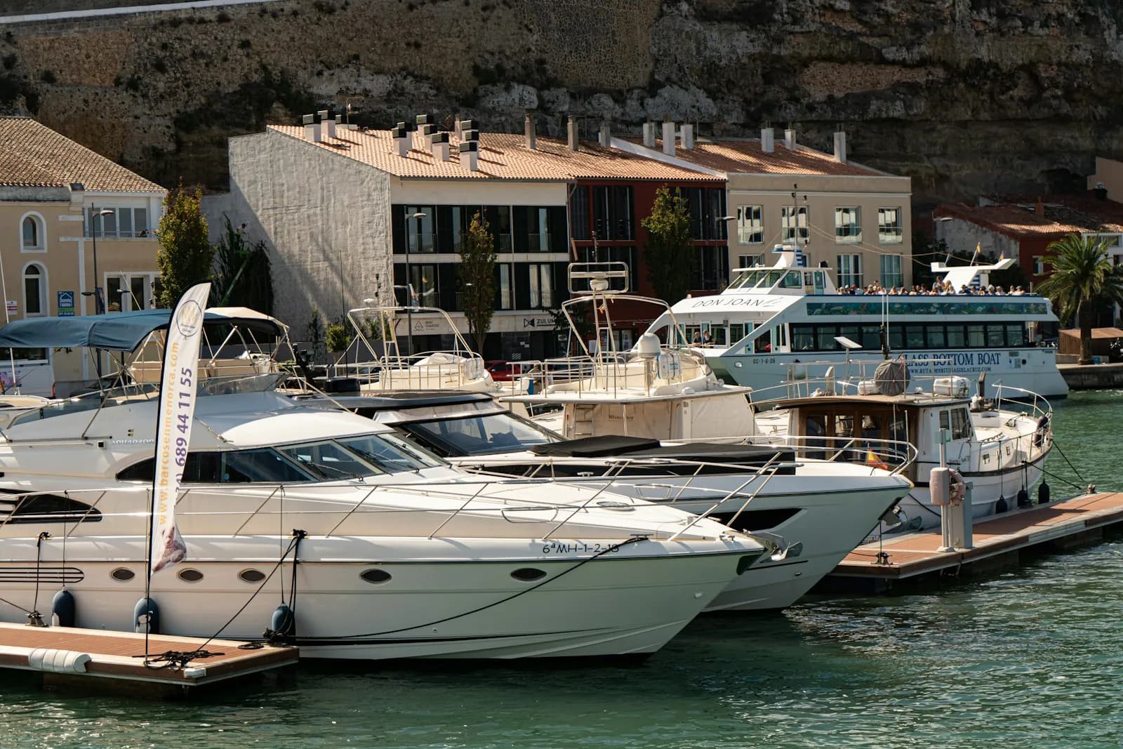 Barche e yacht ormeggiati ai pontili di un porto turistico