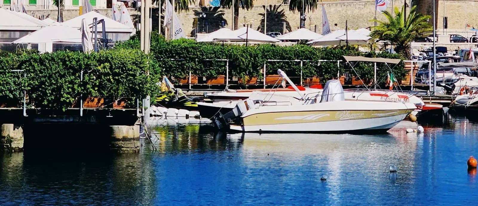 Vista della marina di Bari con barche e case sul lungomare