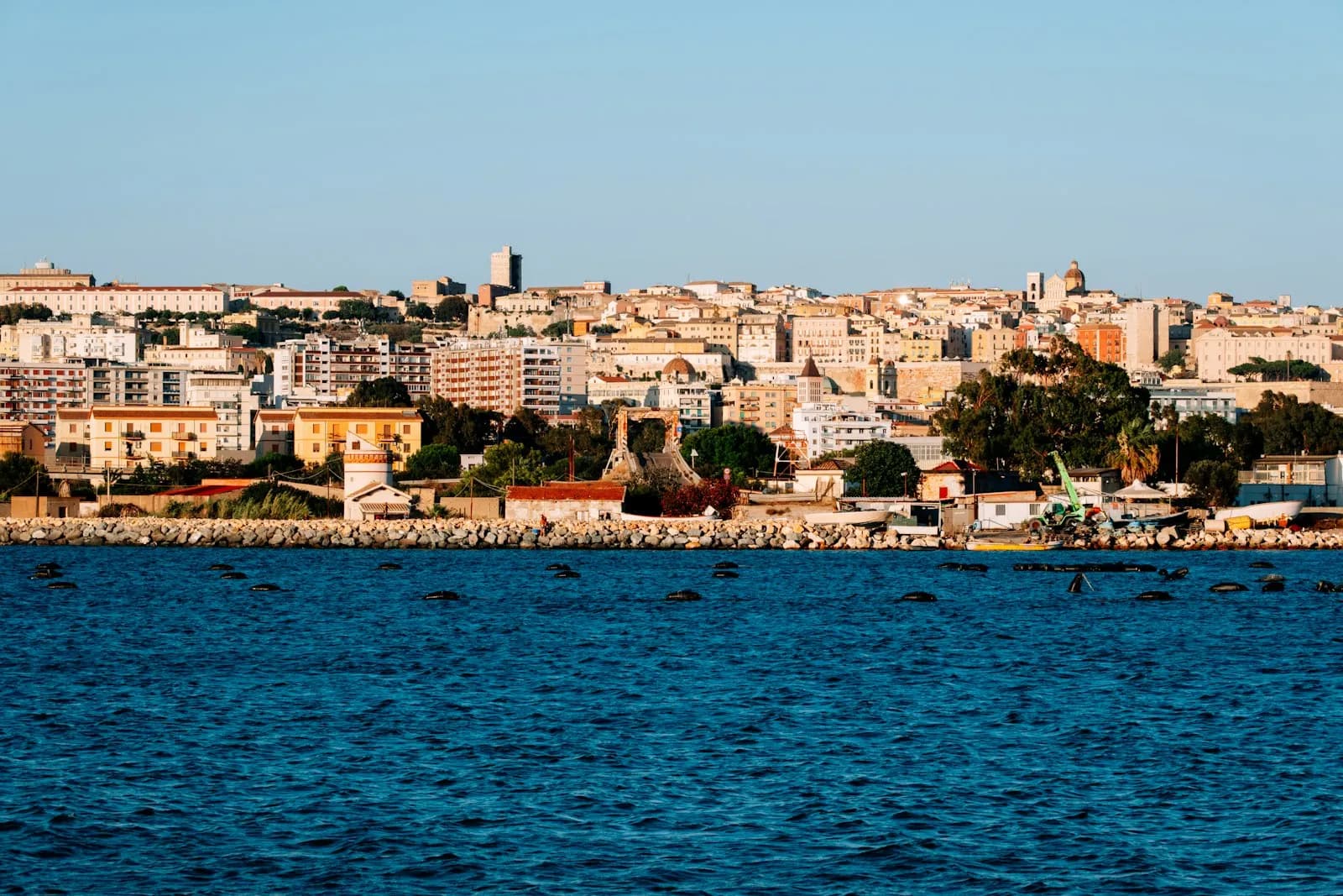 Veduta di Cagliari dal mare, con il profilo della citta' e le barche in primo piano