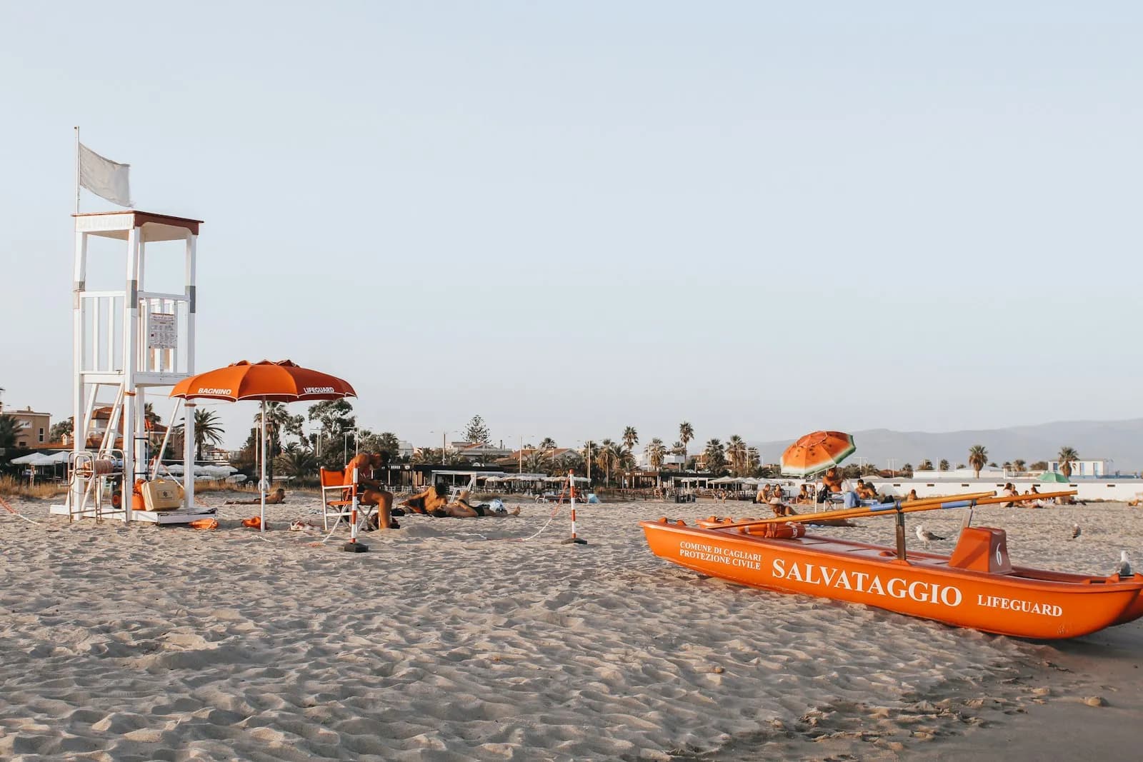 La spiaggia del Poetto a Cagliari con la torretta di salvataggio e un'imbarcazione di soccorso sulla sabbia