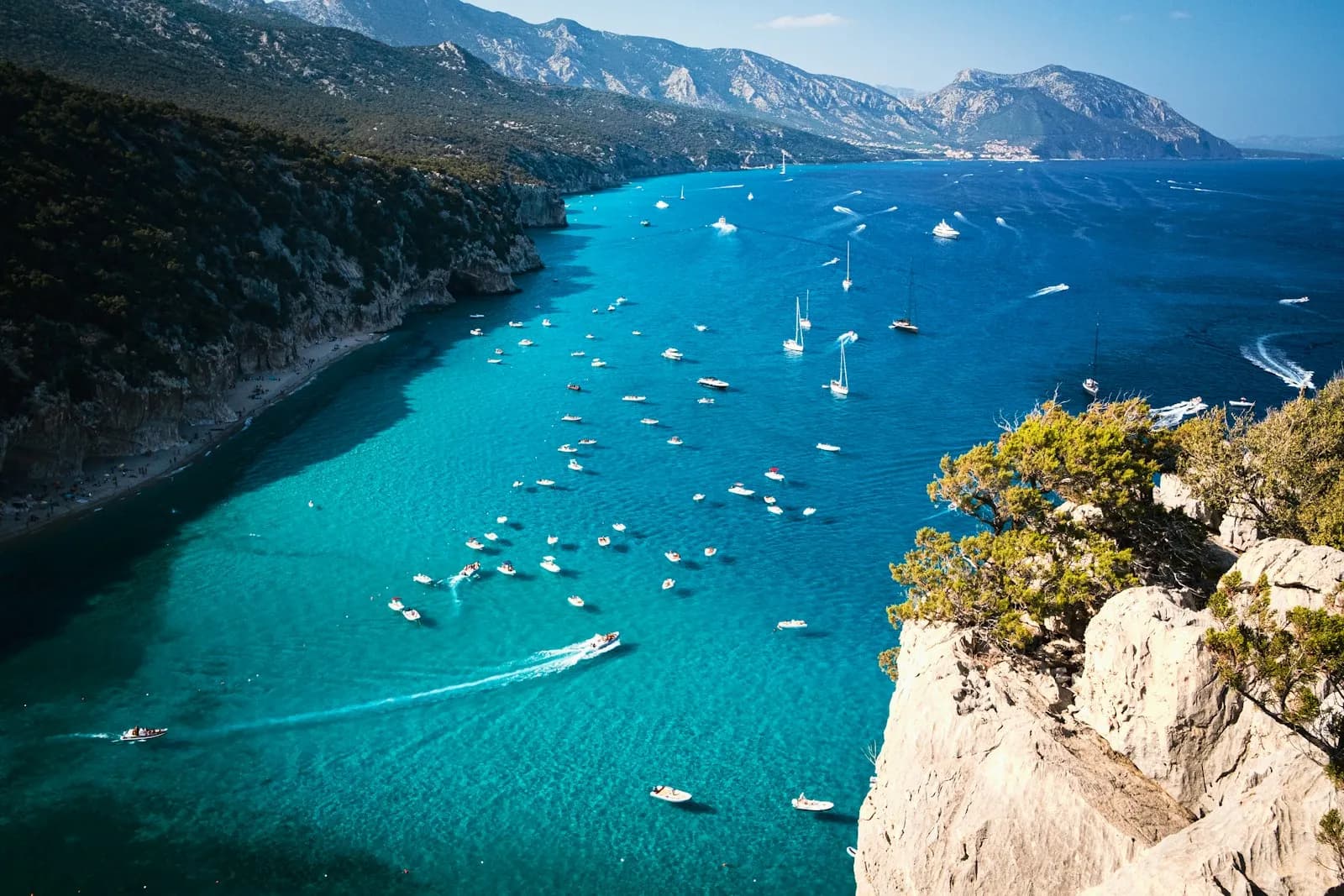 Barche ormeggiate nelle acque turchesi di Cala Luna, nel Golfo di Orosei, raggiungibile in barca da Cala Gonone