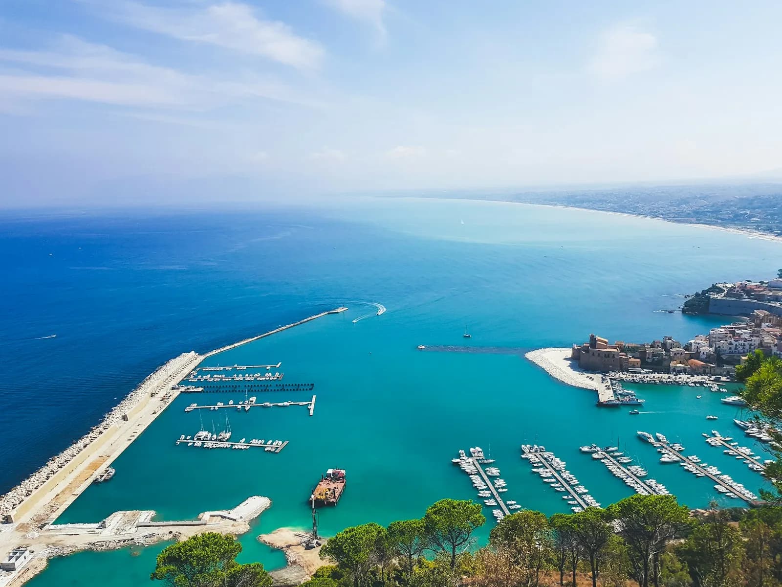 Vista aerea della marina di Castellammare del Golfo con piccole barche ormeggiate