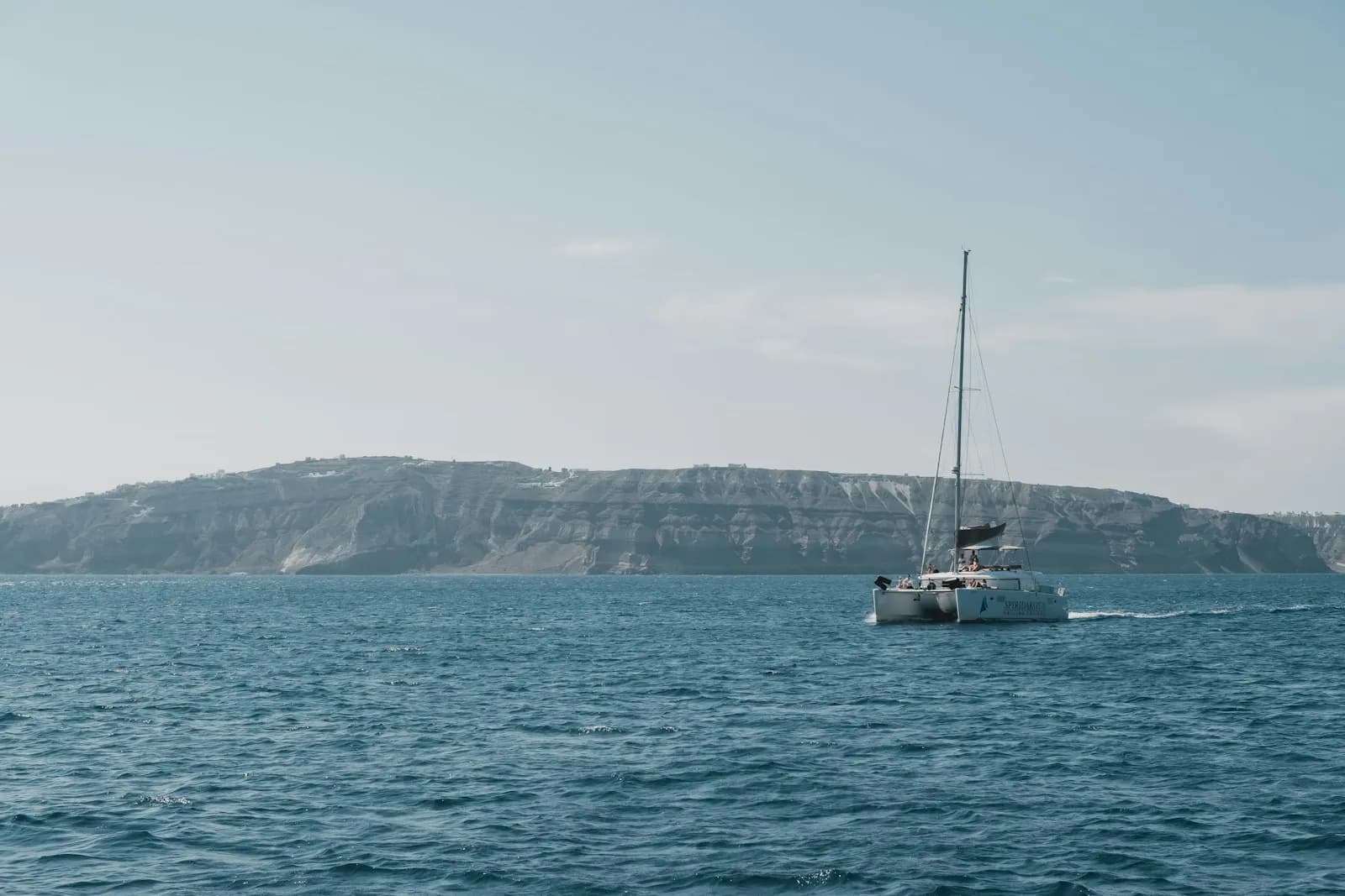 Catamarano in navigazione in mare aperto nel Mediterraneo