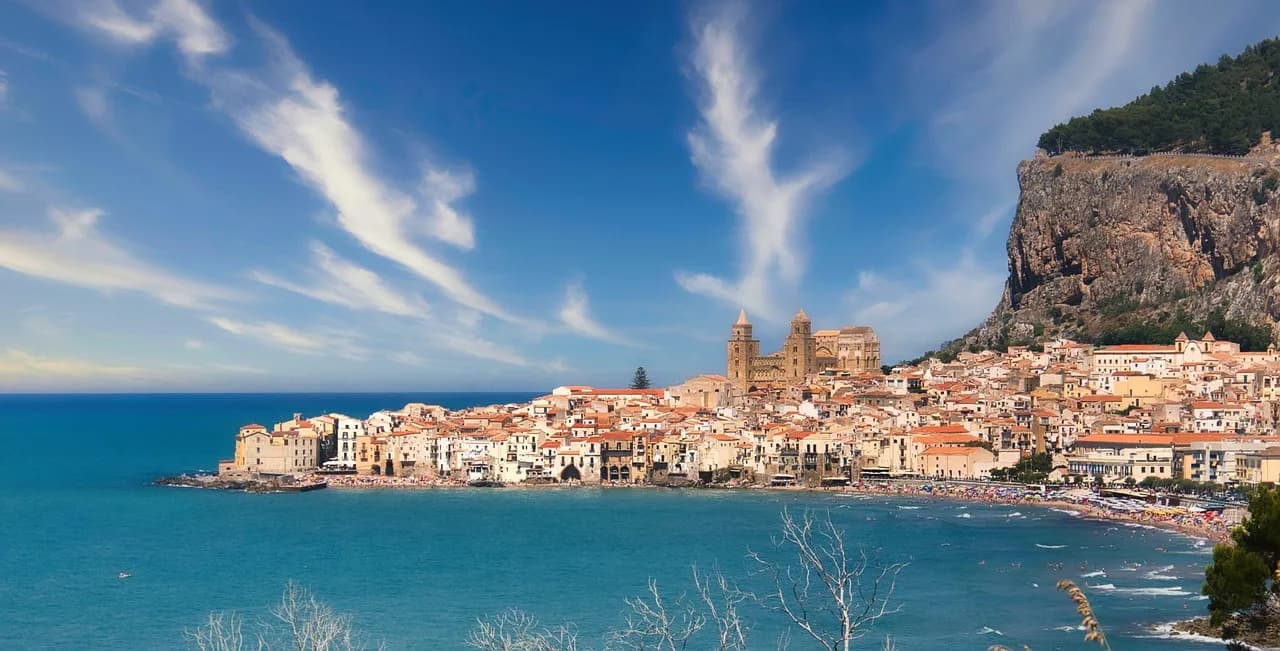 Il borgo di Cefalù e La Rocca visti dal mare della costa tirrenica siciliana