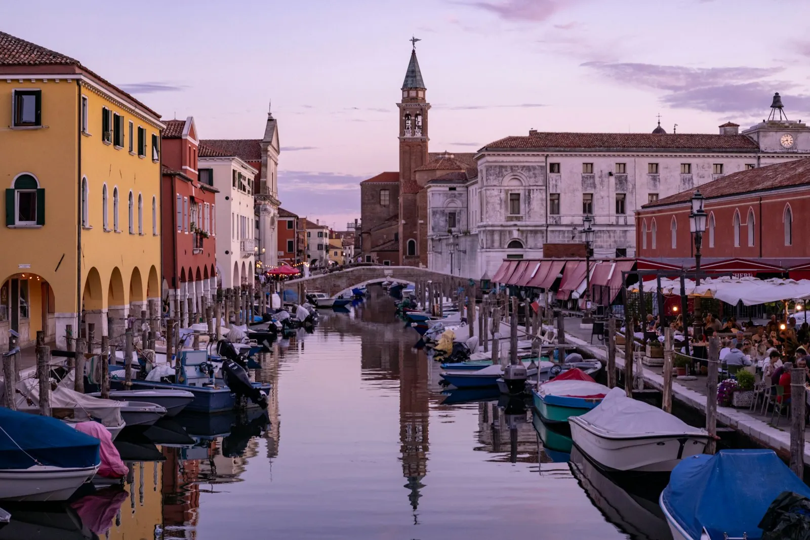 Il Canal Vena di Chioggia con le barche da pesca ormeggiate e le case affacciate sull'acqua