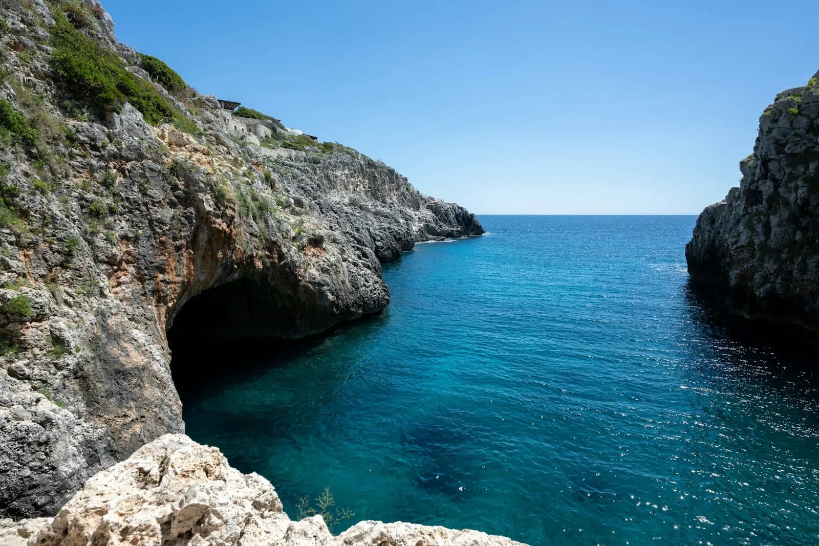 L'insenatura del Ciòlo, falesie e mare turchese sulla costa del Salento