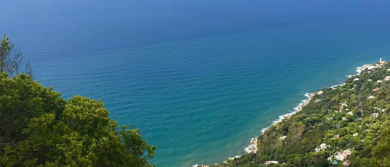 Il Promontorio del Circeo verde a picco sul mare blu della costa di San Felice Circeo