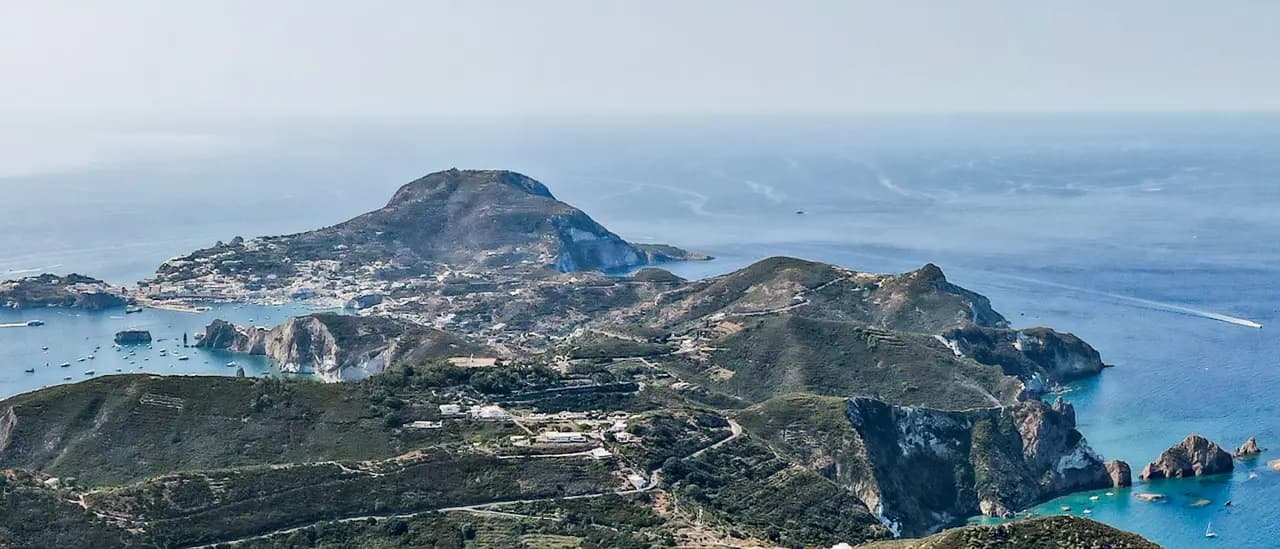 Veduta aerea dell'isola di Ponza con il porto e le barche in acqua cristallina