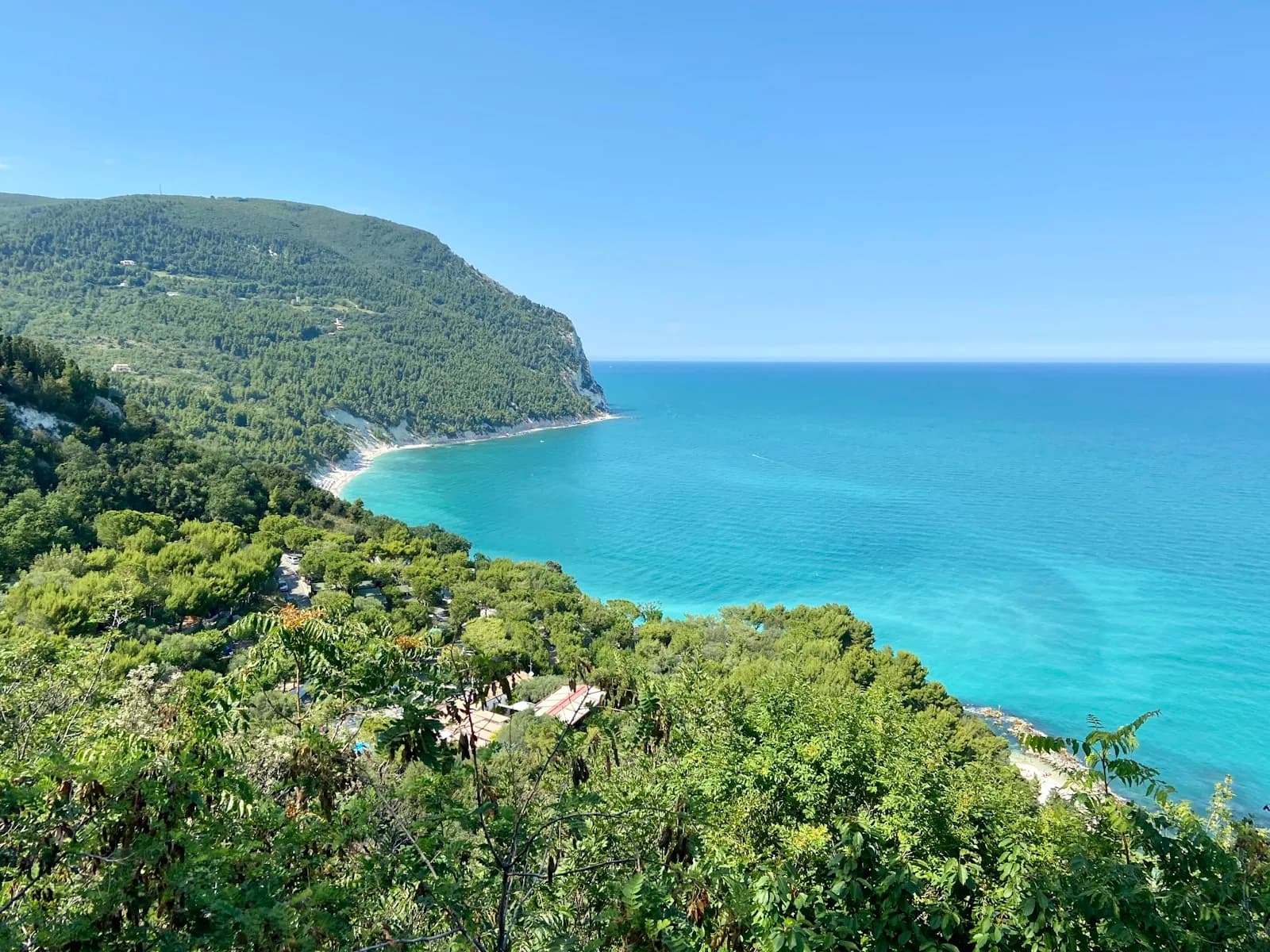 Vista dall'alto del promontorio del Conero con la baia e il mare turchese vicino a Sirolo