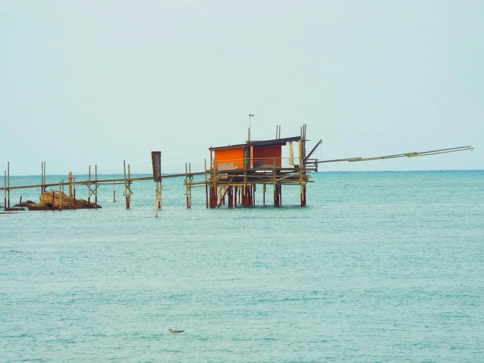 Un trabocco su palafitte con antenne in legno vicino a Vasto, Costa dei Trabocchi