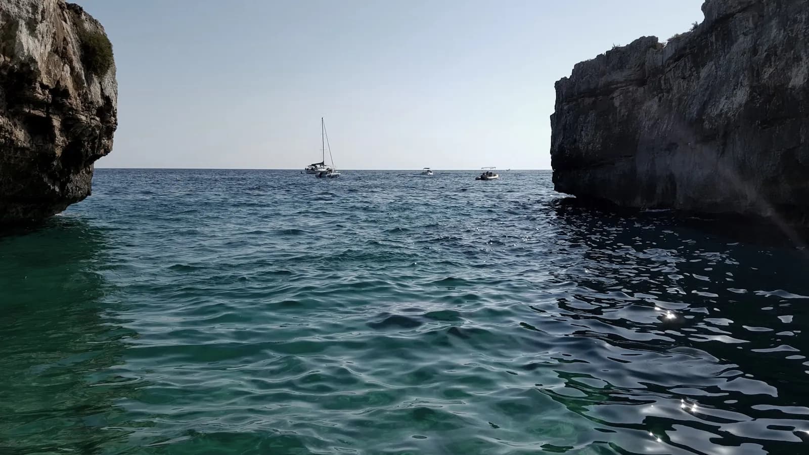 Barche da diporto lungo la costa ionica pugliese, tra insenature rocciose e acque limpide