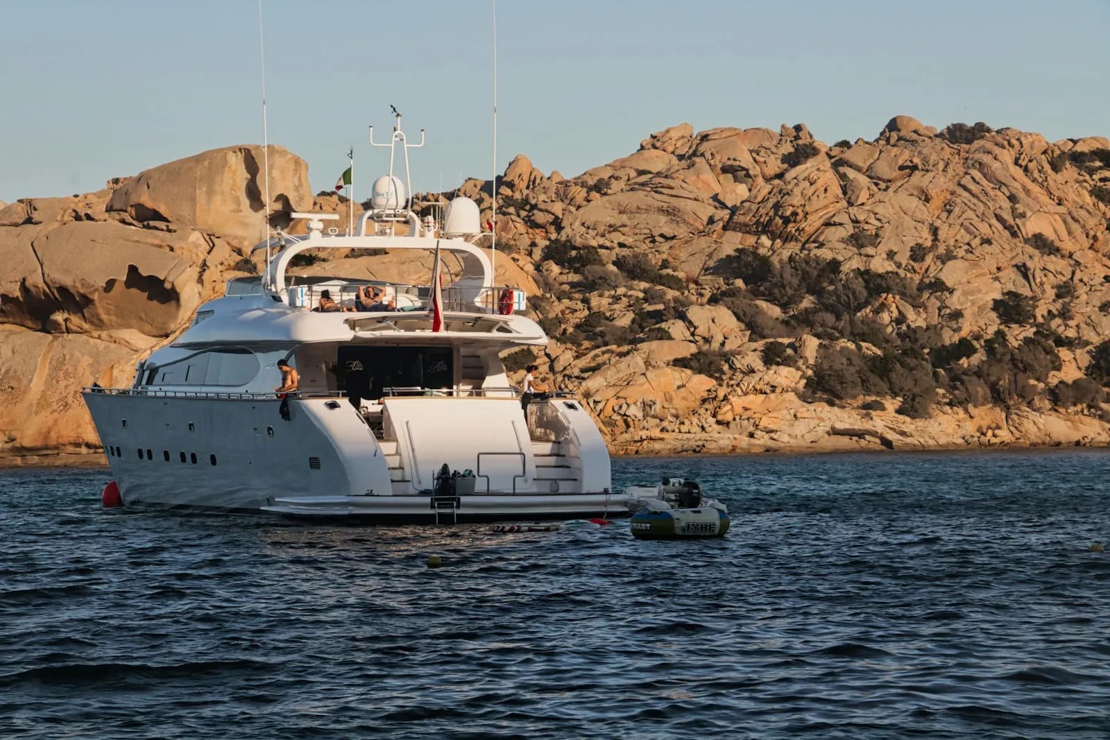 Yacht ormeggiato lungo la costa di granito rosa della Gallura, in Sardegna