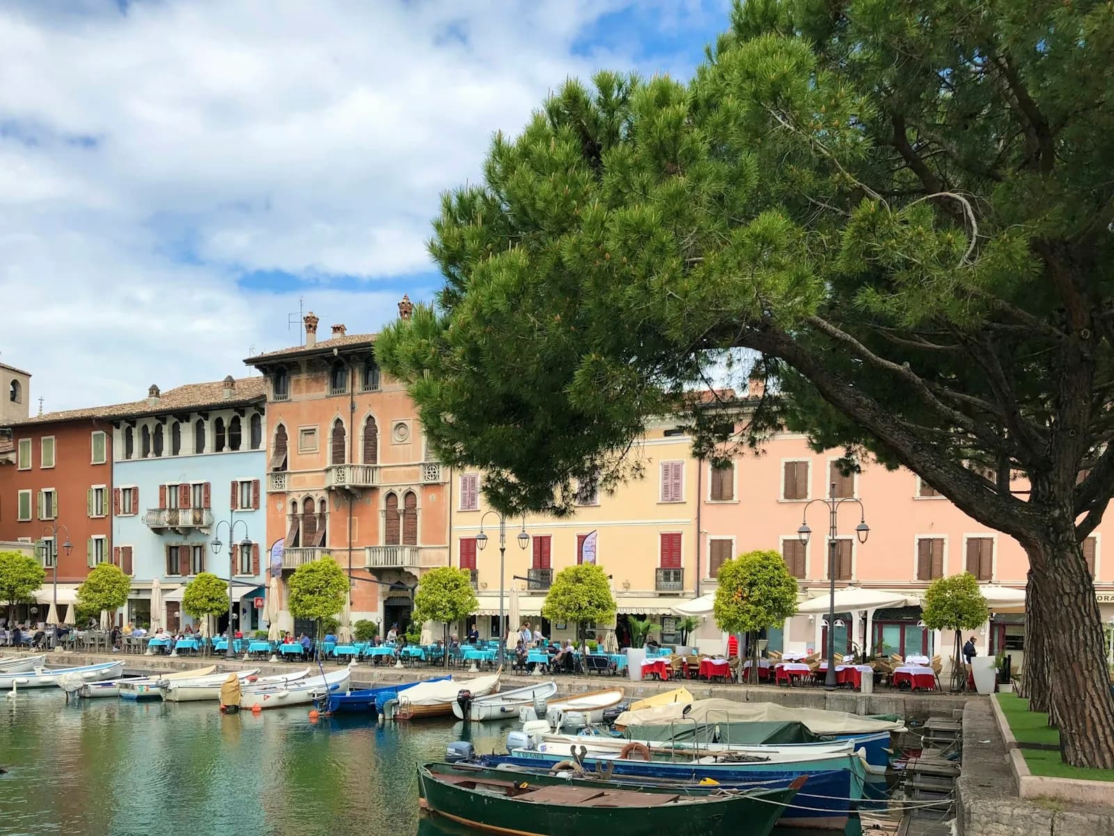 Porto Vecchio di Desenzano del Garda con barche ormeggiate e case affacciate sul Lago di Garda