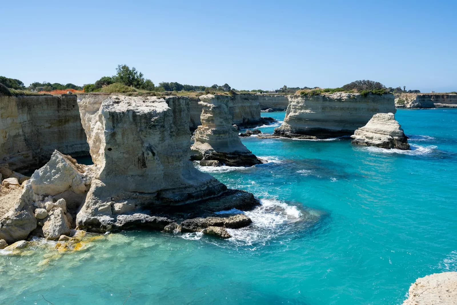 Falesia bianca e grotte sul mare turchese della costa adriatica salentina