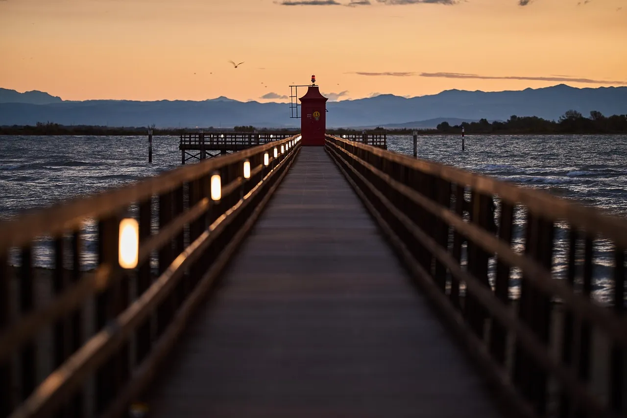 Il faro rosso sul molo di Lignano Sabbiadoro al tramonto