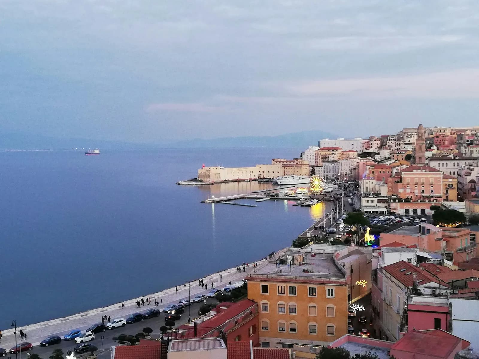 Veduta aerea del borgo medievale di Gaeta e del suo porto sul golfo