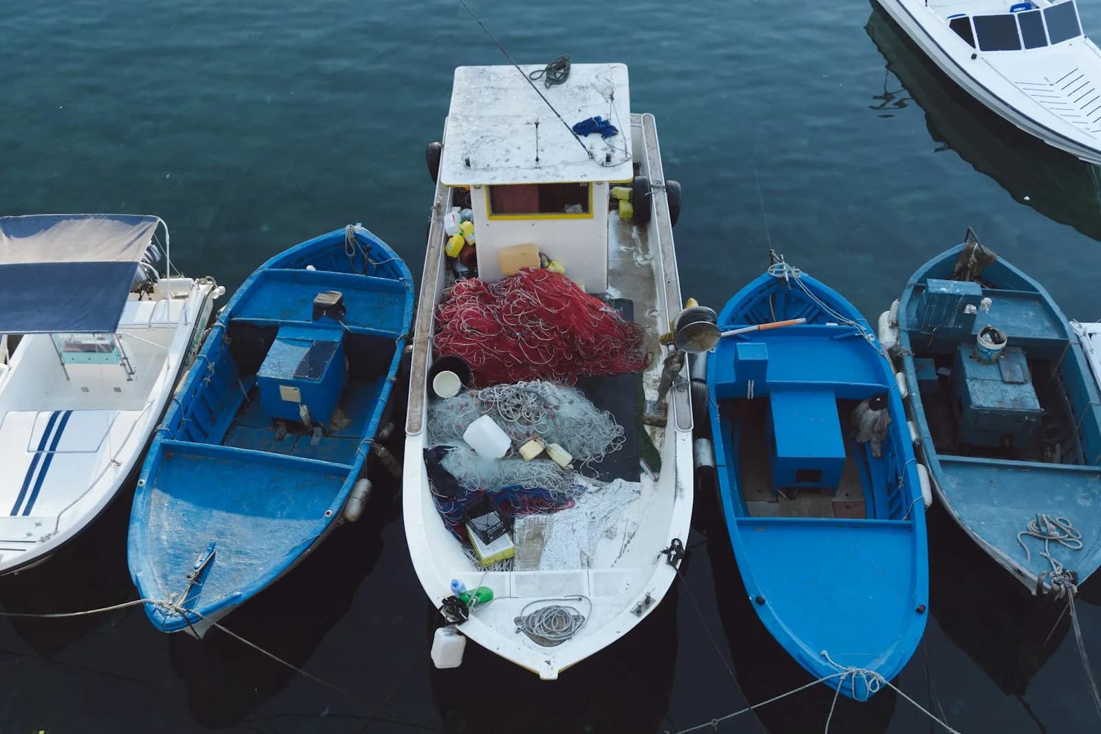Barche colorate ormeggiate nel porto di Gallipoli sul mare ionico