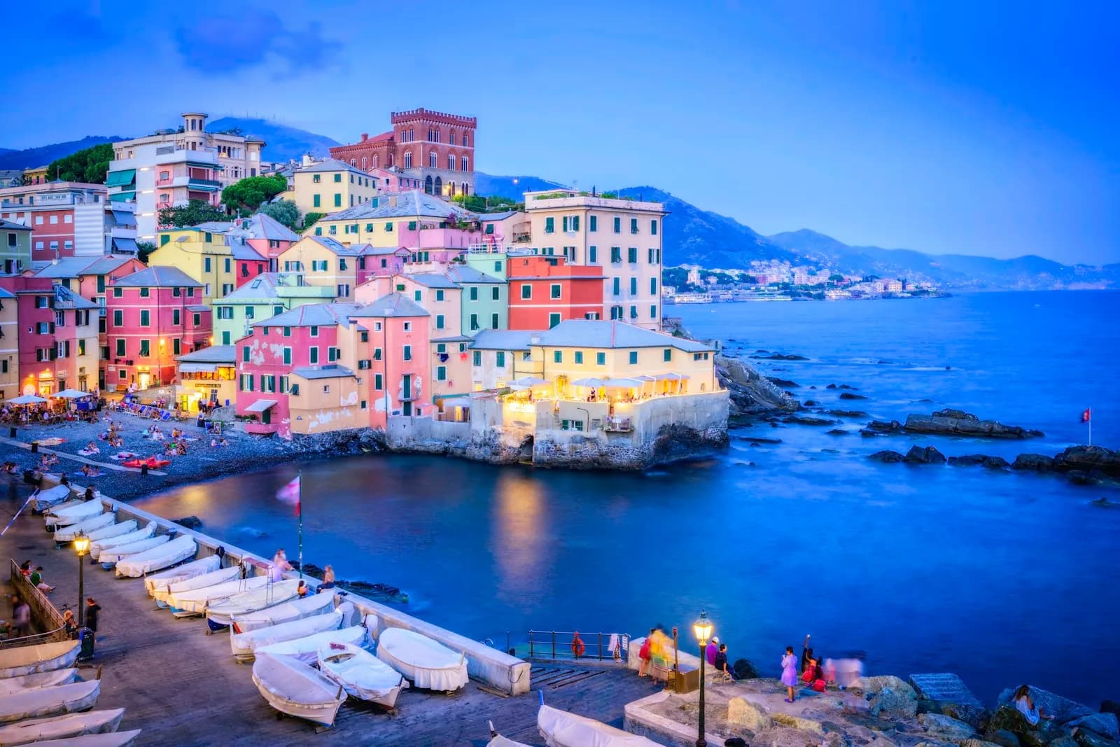 Le case colorate di Boccadasse, a Genova, con le piccole barche tirate sulla riva