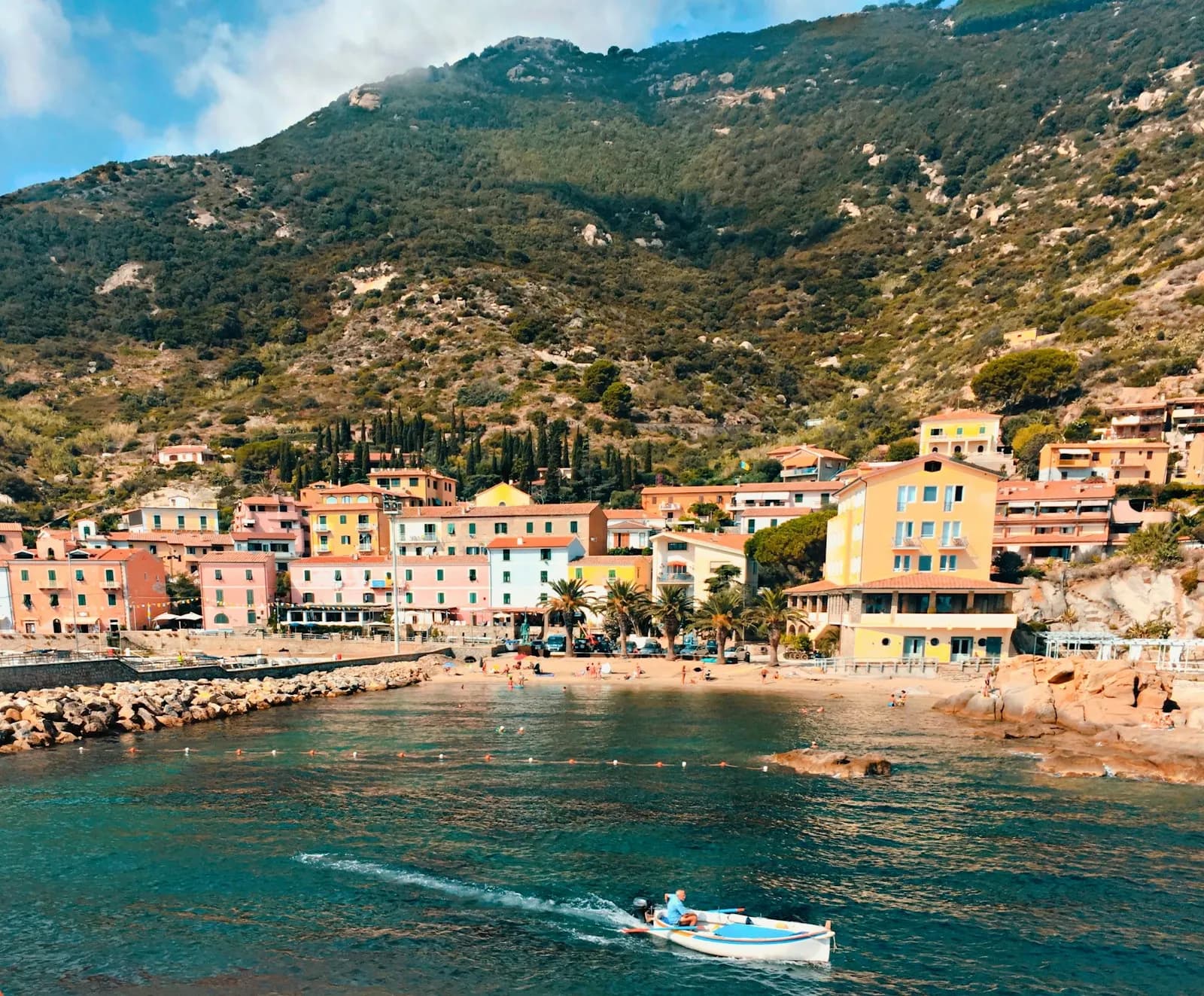 Case colorate e acqua turchese sulla baia di Campese, Isola del Giglio