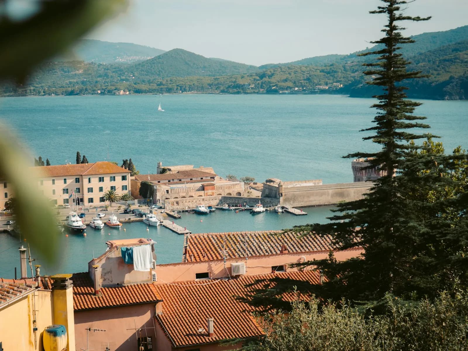 Il porto di Portoferraio all'Isola d'Elba con le barche in acqua