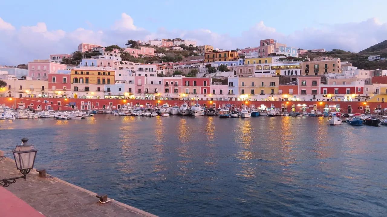 Il porto colorato di Ponza al tramonto, isola principale dell'arcipelago delle Pontine