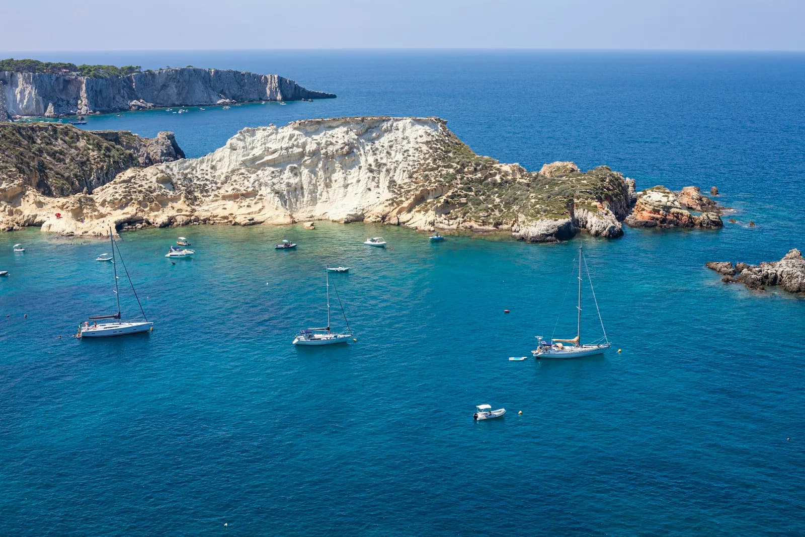 Veduta delle Isole Tremiti con costa rocciosa e mare cristallino