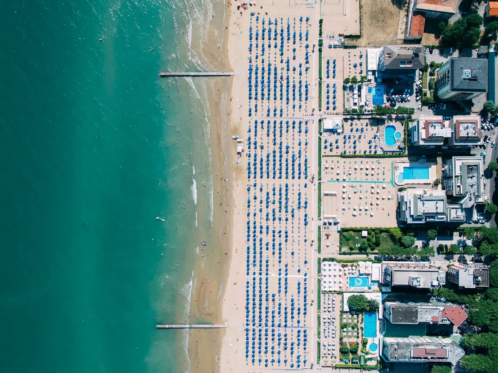 Veduta aerea del litorale sabbioso di Lido di Jesolo con gli ombrelloni e il mare Adriatico