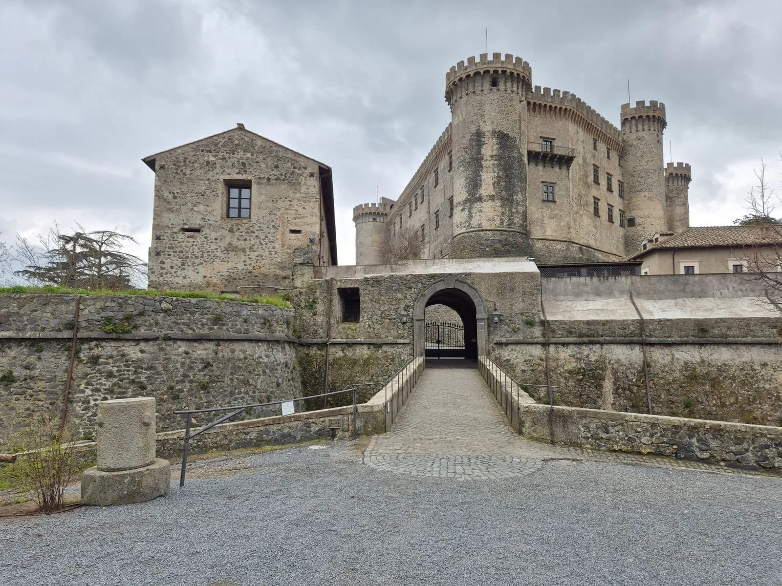 Il Castello Orsini-Odescalchi di Bracciano con le mura medievali e il ponte d'accesso