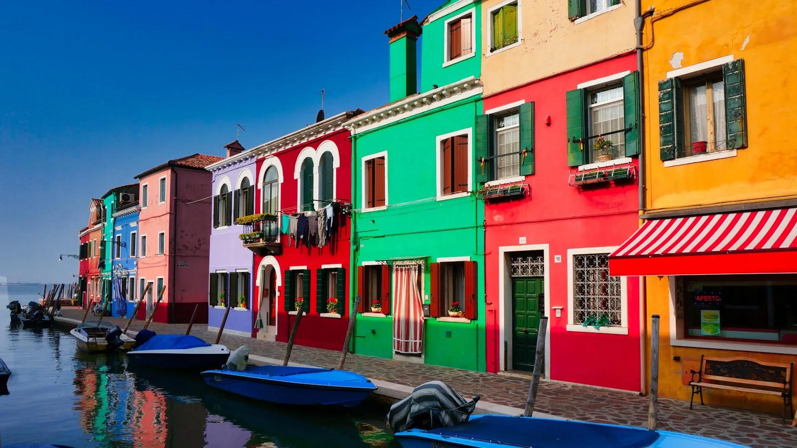 Case colorate di Burano affacciate su un canale della Laguna Veneta