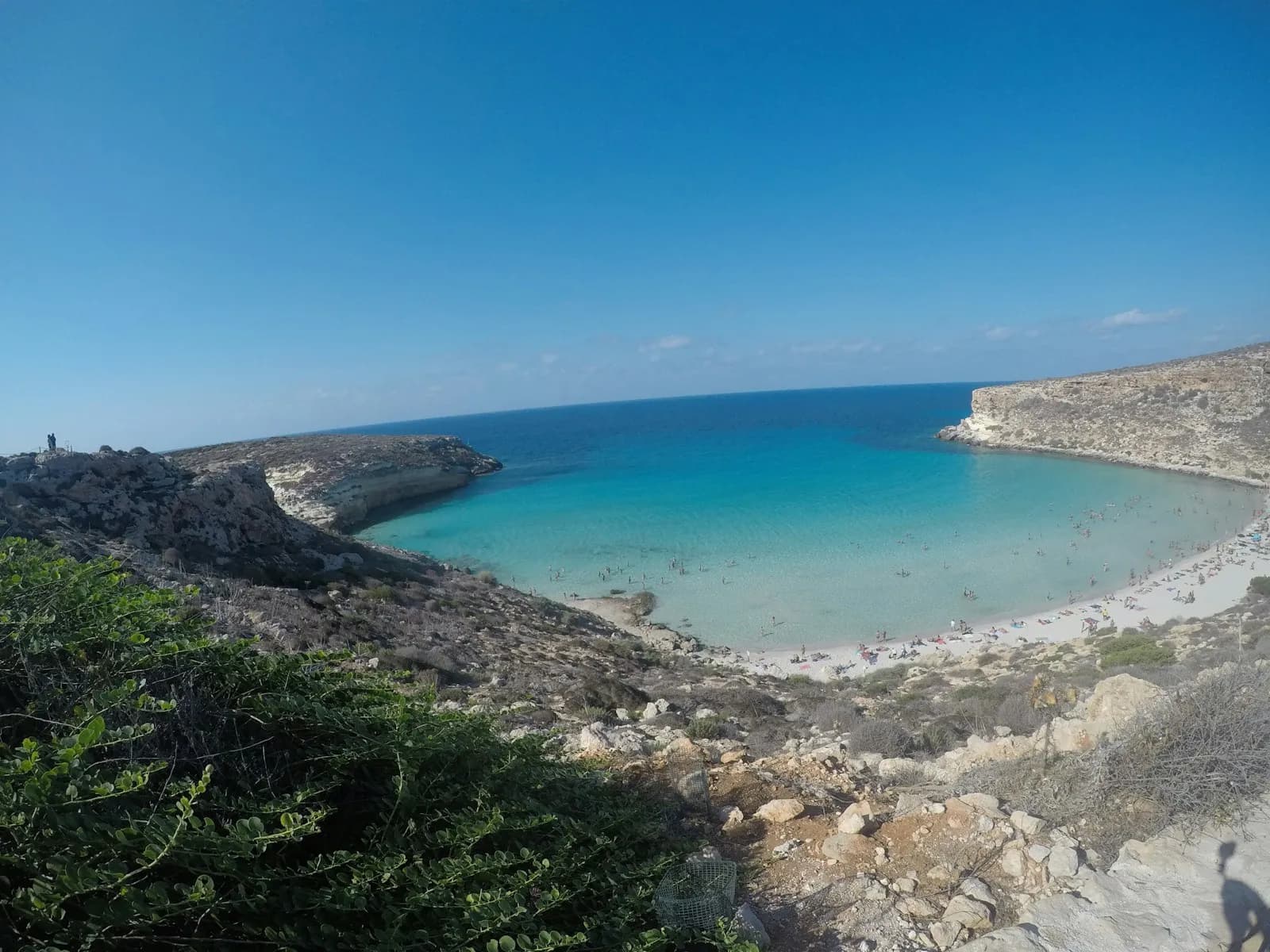 La baia dell'Isola dei Conigli a Lampedusa con acqua turchese e la spiaggia