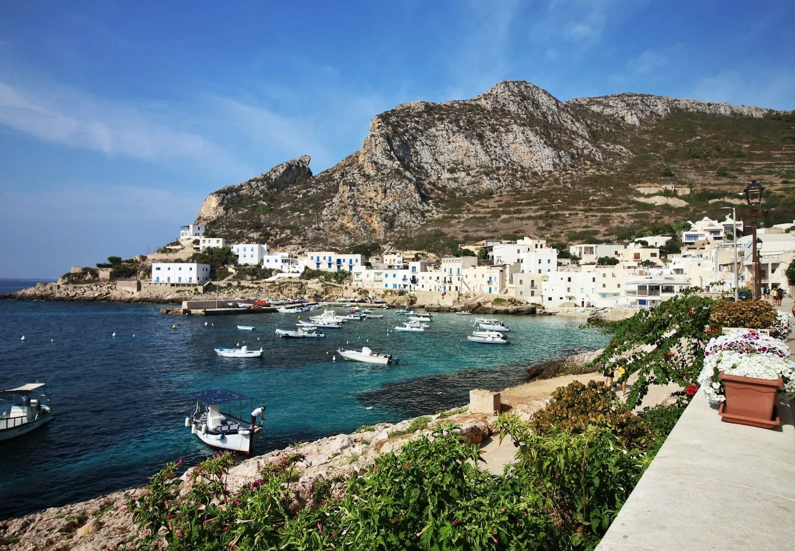 Il porticciolo di Levanzo con case bianche e barche ormeggiate, isole Egadi