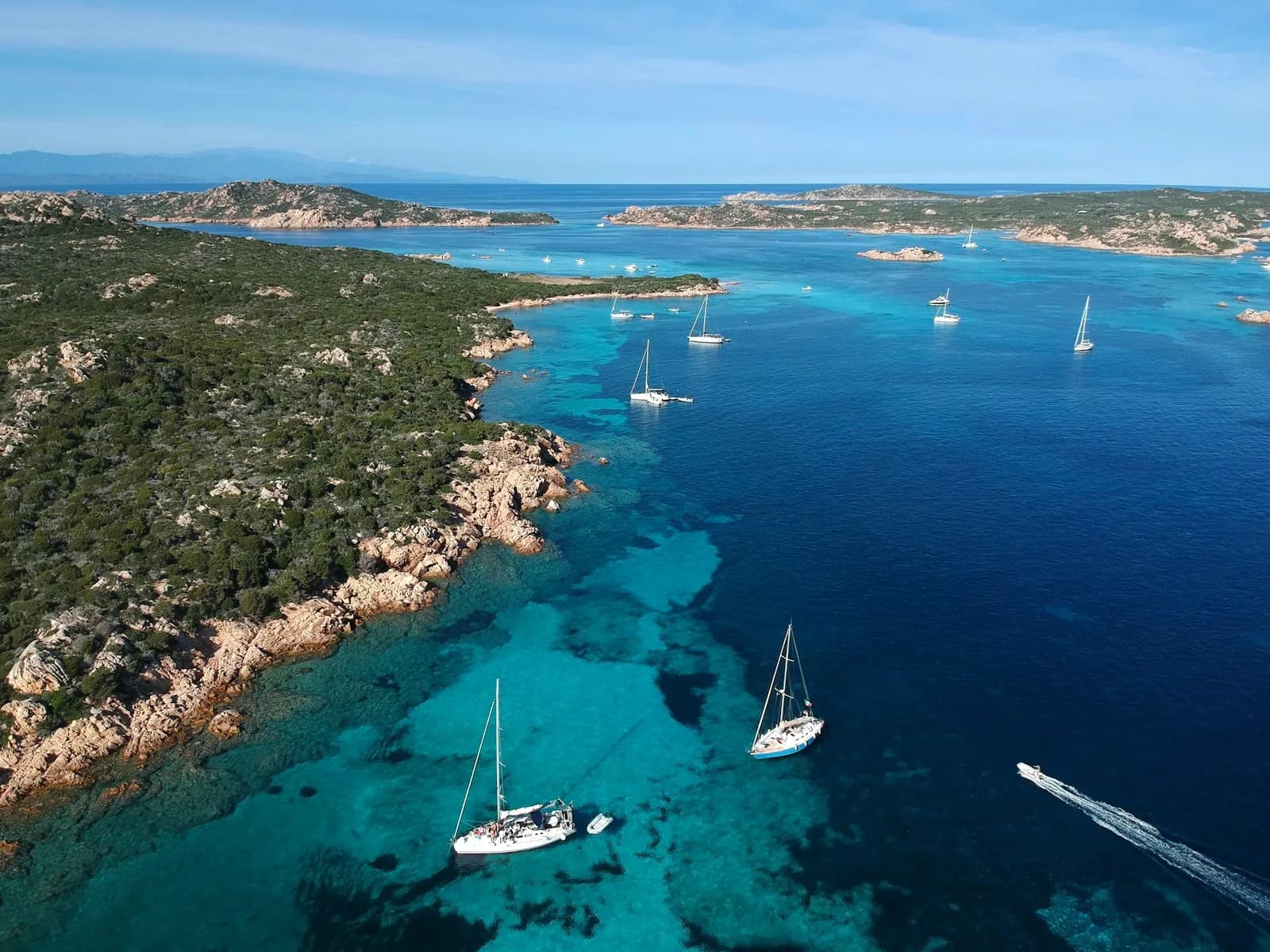 Barche all'ancora in una cala dall'acqua turchese dell'arcipelago di La Maddalena
