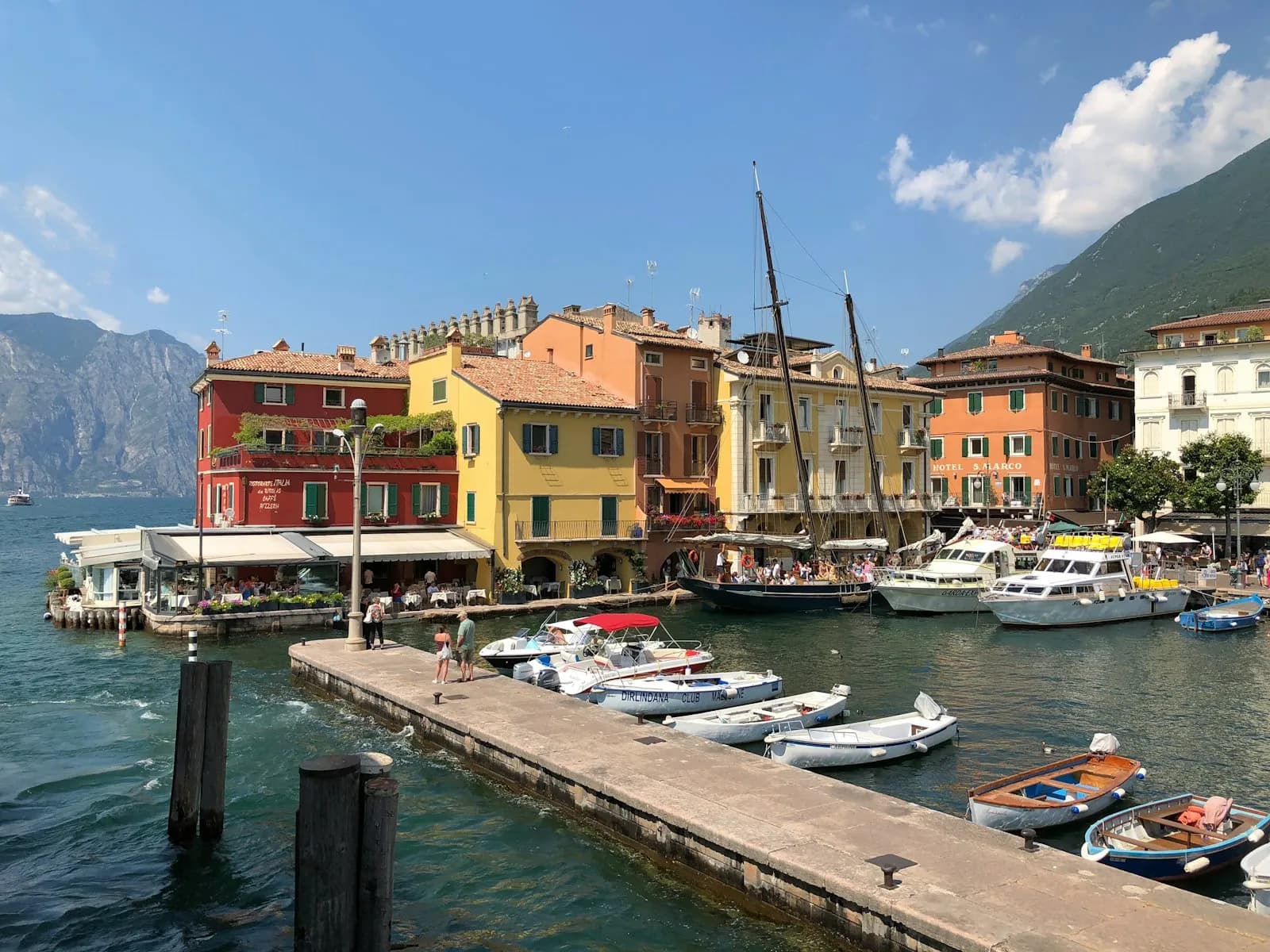 Il porticciolo di Malcesine con barche ormeggiate davanti alle case colorate del centro