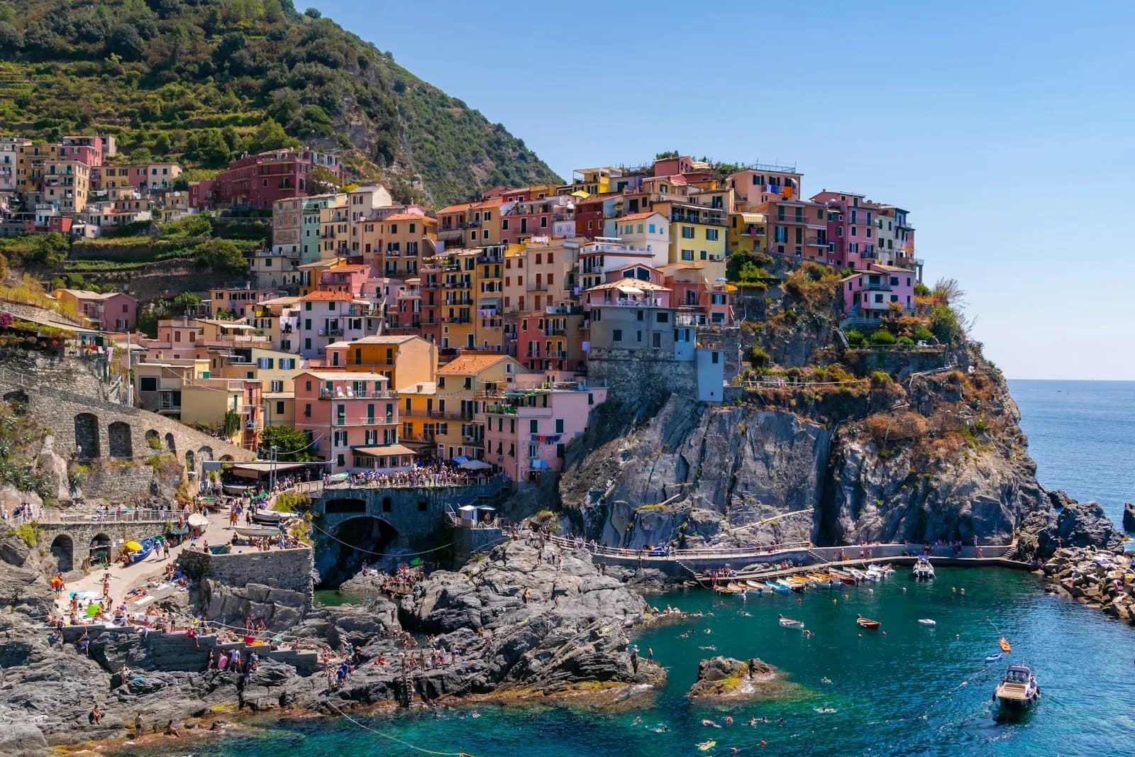 Il borgo di Manarola, alle Cinque Terre, visto dal mare con le barche sull'acqua