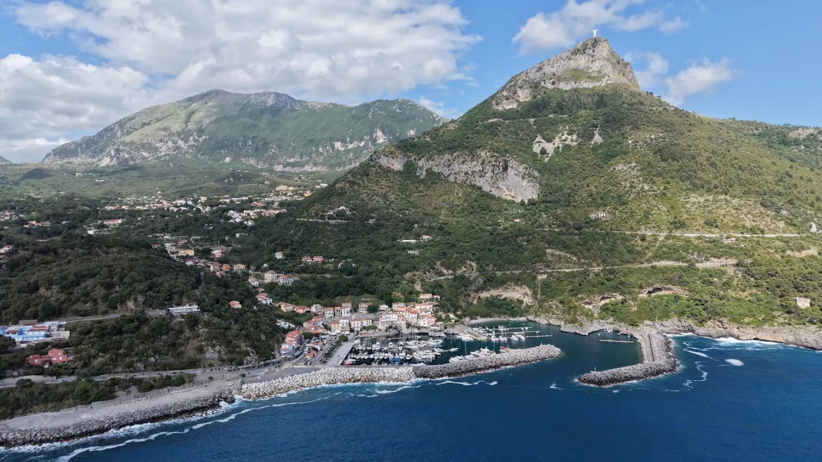 Veduta aerea del porto di Maratea con il Monte San Biagio sullo sfondo