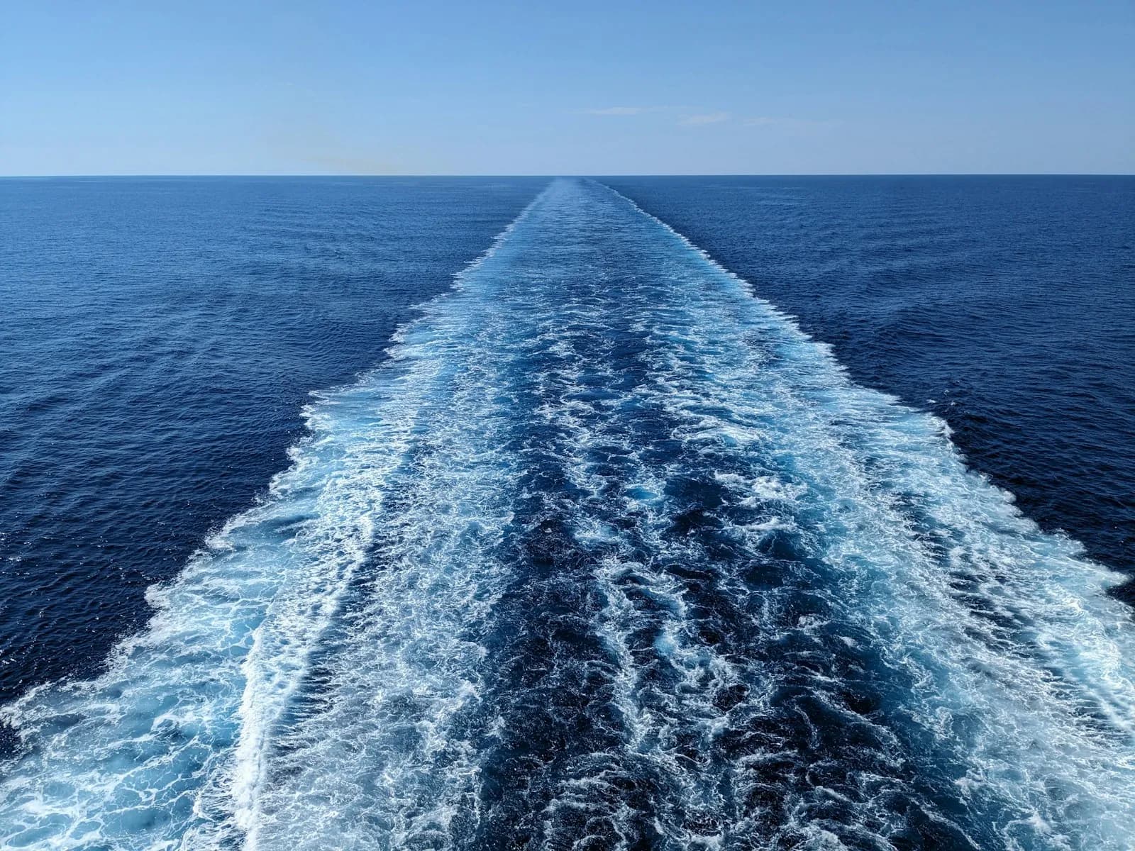 Barca a motore in navigazione d'altura su mare aperto lontano dalla costa