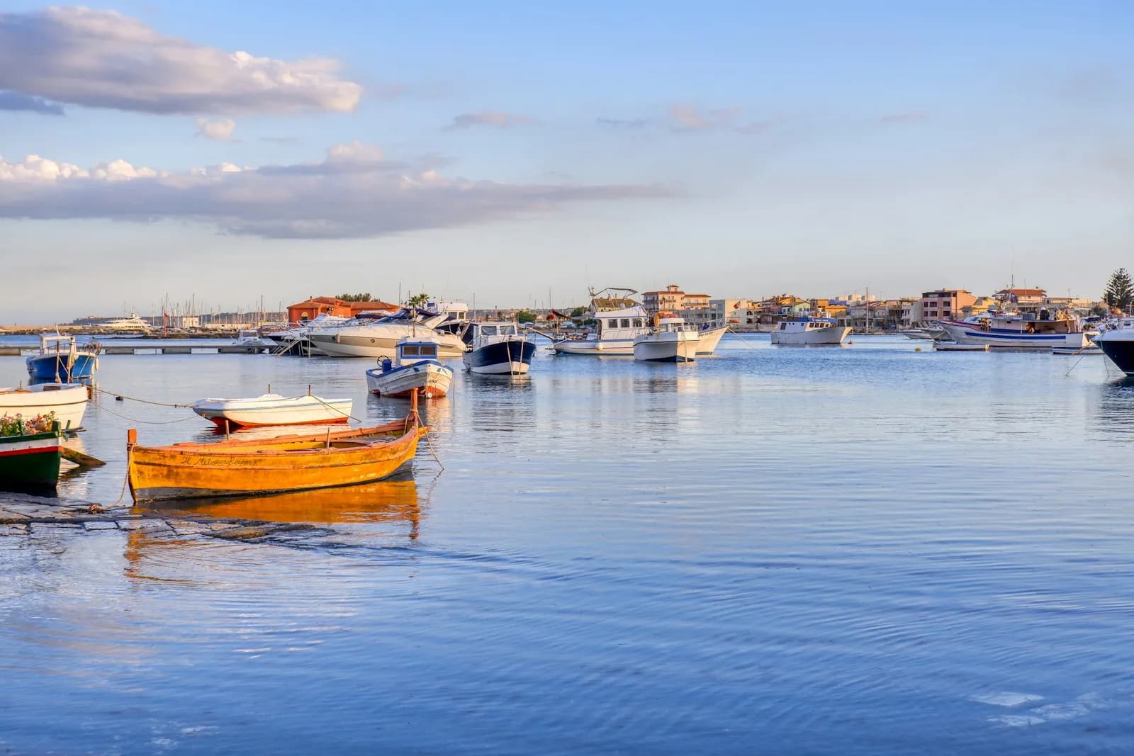 Le barche da pesca colorate ormeggiate nel porto della tonnara di Marzamemi, nel sud-est della Sicilia