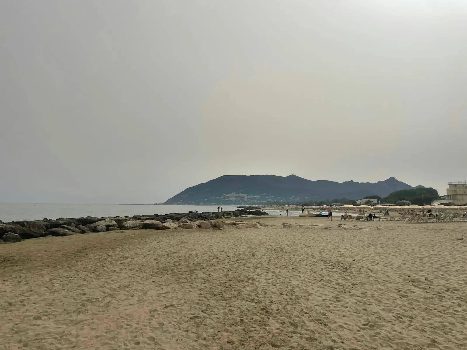 Il promontorio del Monte Circeo che si erge sul mare visto dalla spiaggia di San Felice Circeo