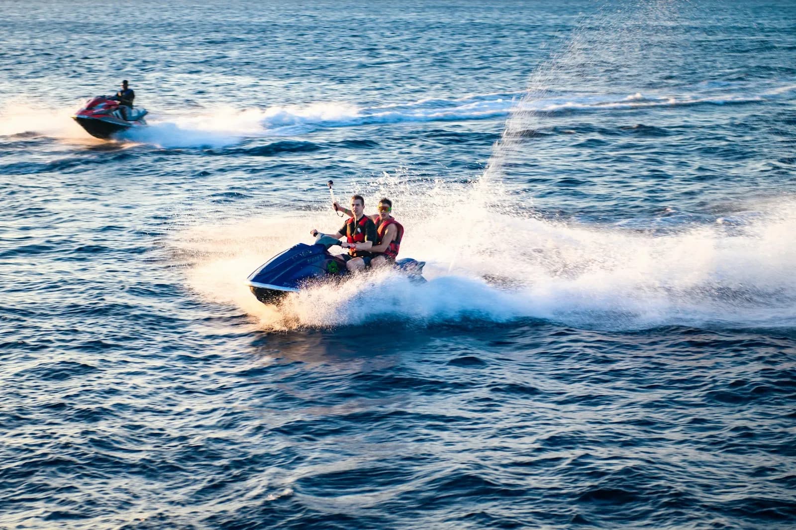 Una moto d'acqua in navigazione veloce su mare aperto azzurro