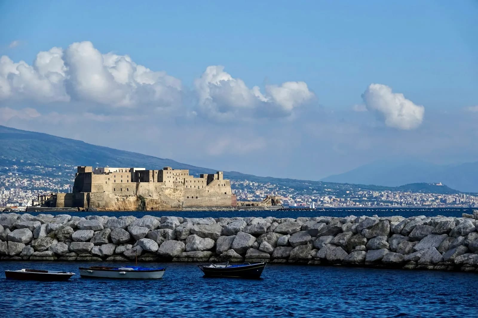 Il Castel dell'Ovo sul lungomare di Napoli affacciato sul golfo