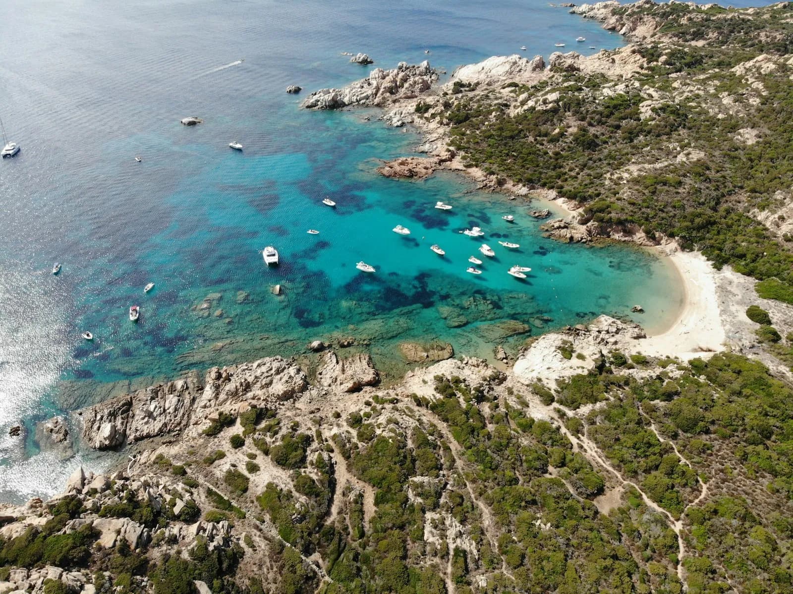 Veduta aerea di barche all'ancora nelle acque turchesi della costa della Gallura, di fronte all'arcipelago di La Maddalena
