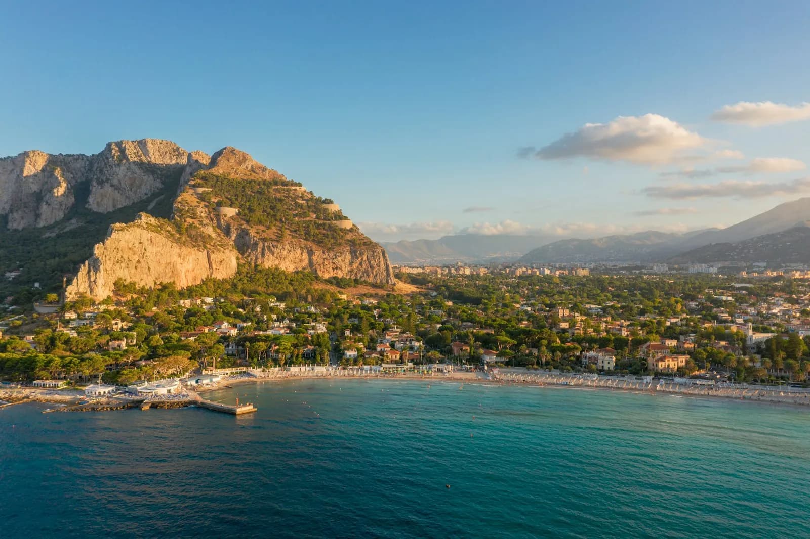 Vista dal mare della costa di Palermo con Mondello e le acque turchesi del Golfo