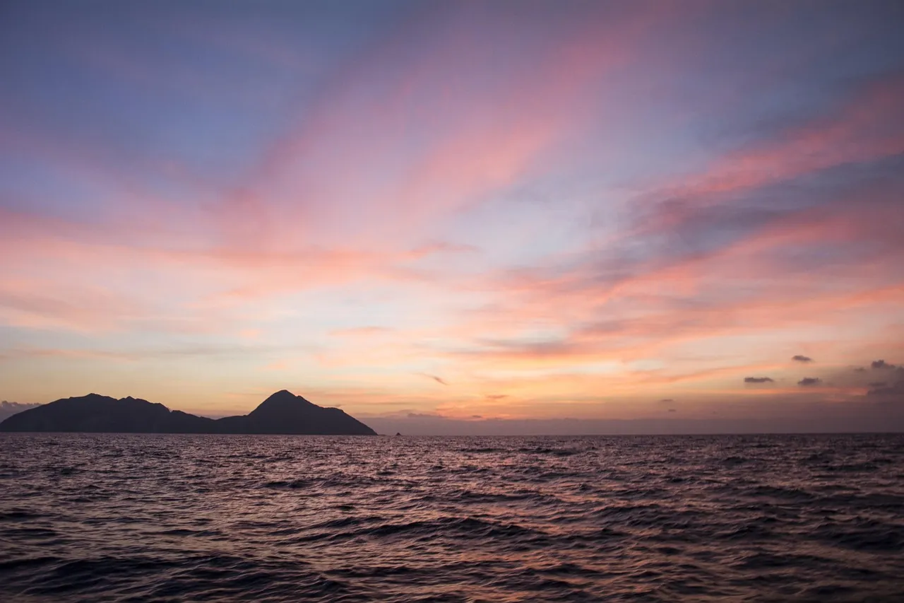 L'isola di Palmarola al tramonto vista dal mare
