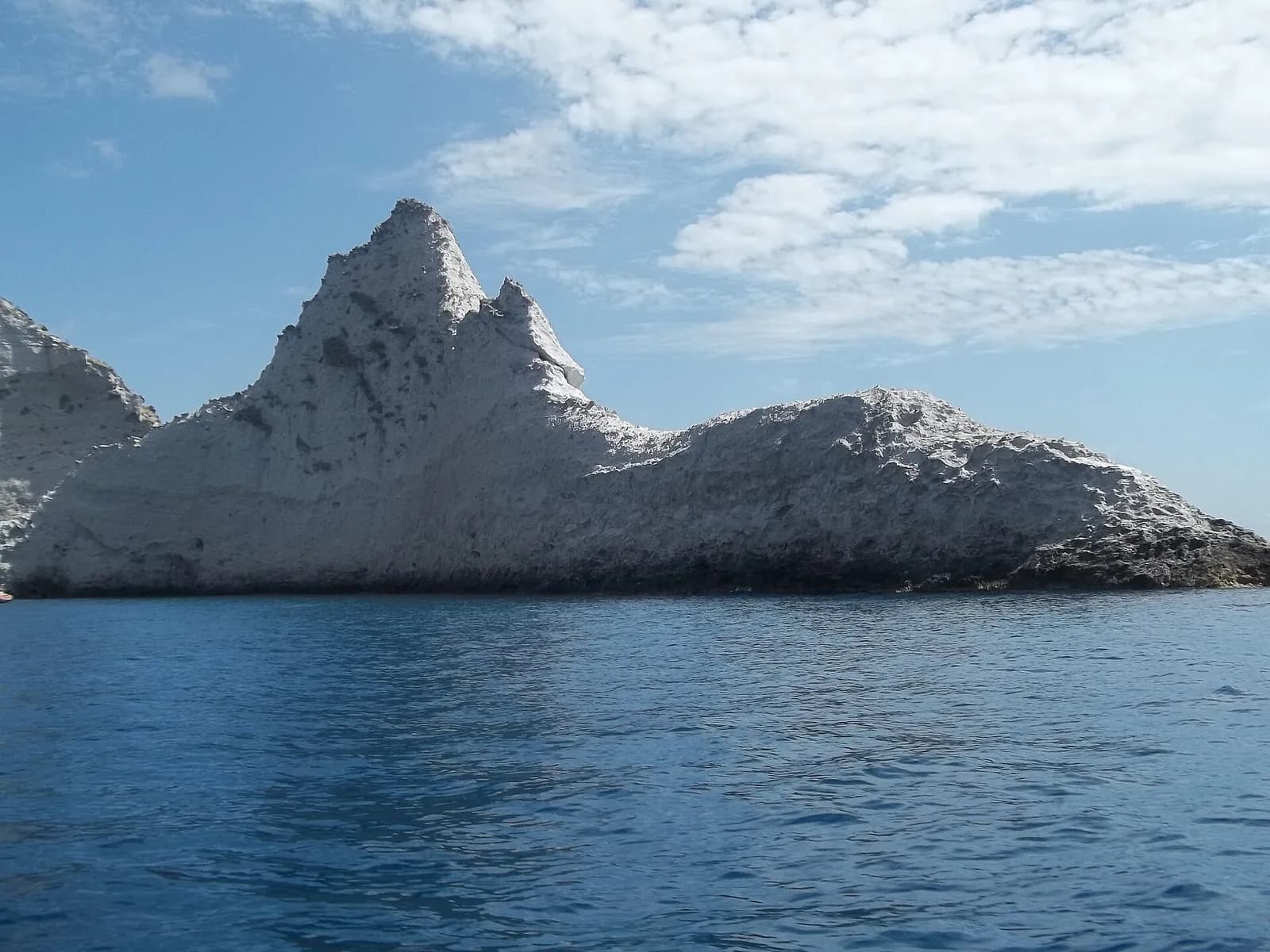 Scoglio Suvace a Palmarola, guglia rocciosa bianca che si erge dal mare blu