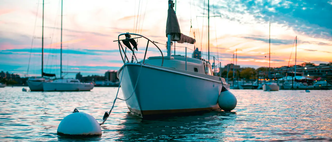 Barca a vela ormeggiata in un porto turistico mediterraneo al tramonto