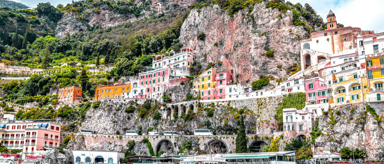 Borgo arroccato a picco sul mare lungo la costa tirrenica