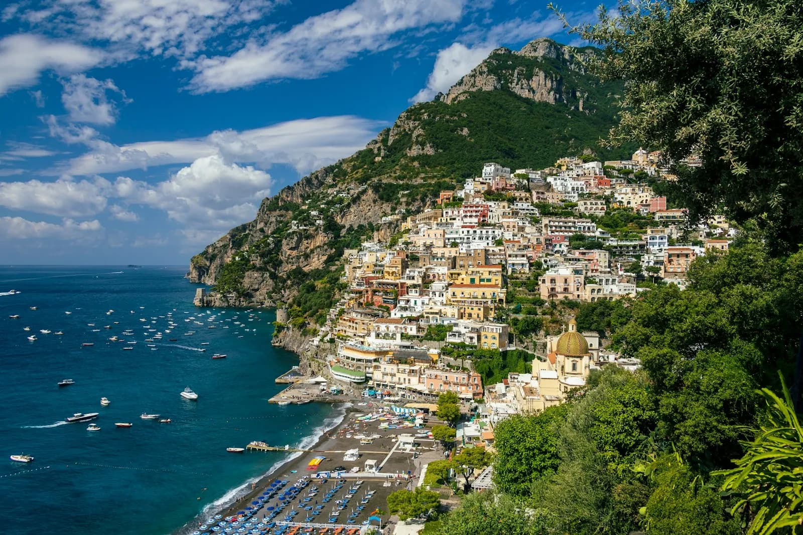 Positano sulla Costiera Amalfitana, case colorate a picco sul mare